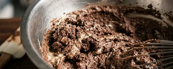 Ganache montée au chocolat en cours de rattrapage avec texture grainée visible