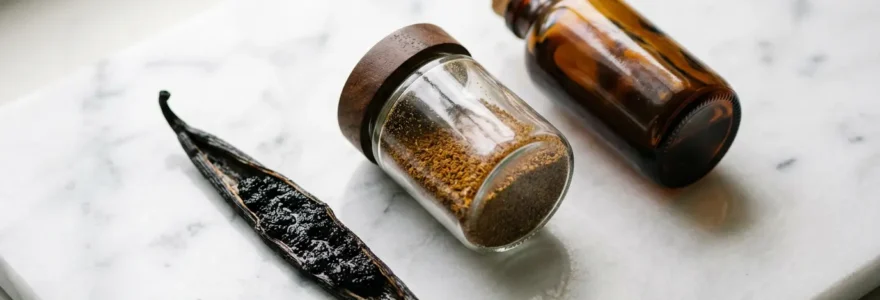 Différents formats de vanille Bourbon disposés élégamment sur une surface en marbre blanc